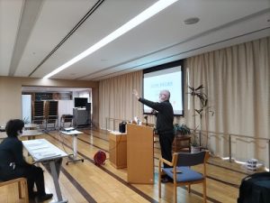 介護施設でのレクリエーション・カラオケイベントの風景。入居者と職員が参加している